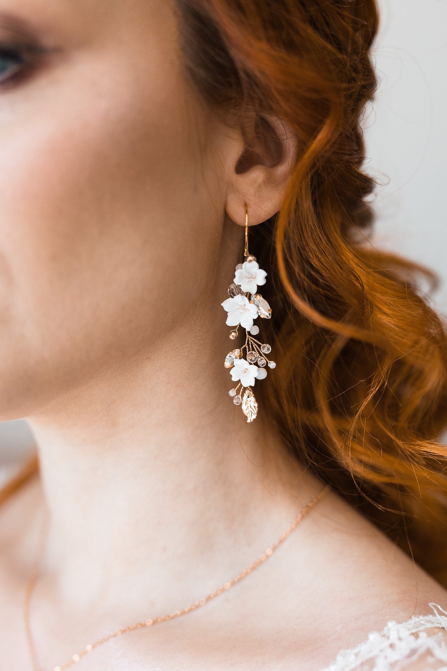 White Sofia - Brautohrringe mit weißen Blumen