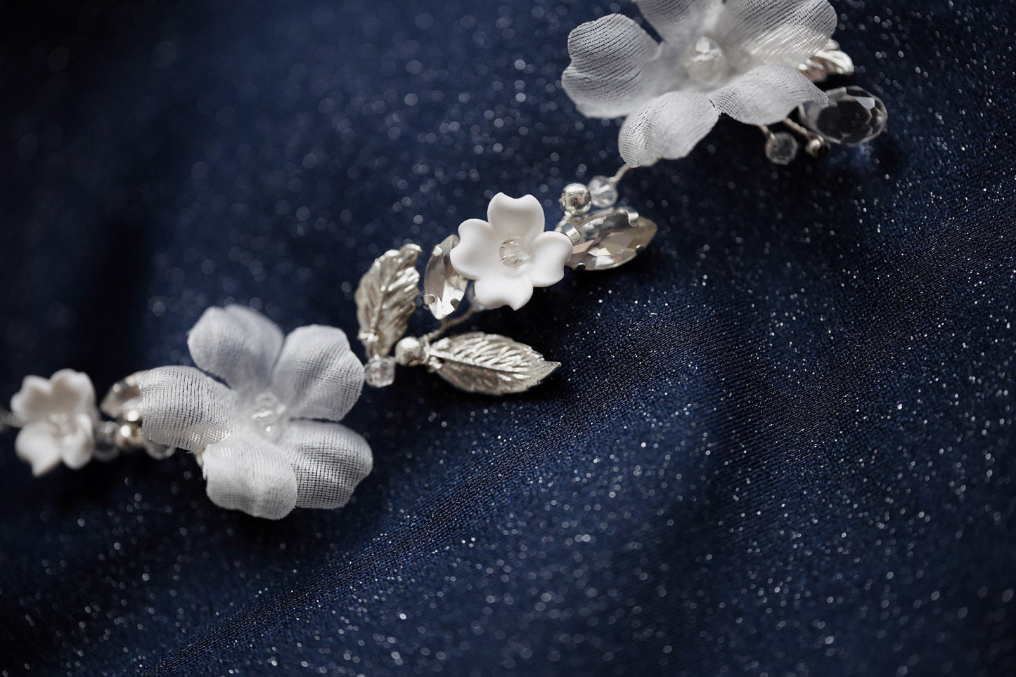Adoria - Hochzeitshalsband aus Seidenblumen