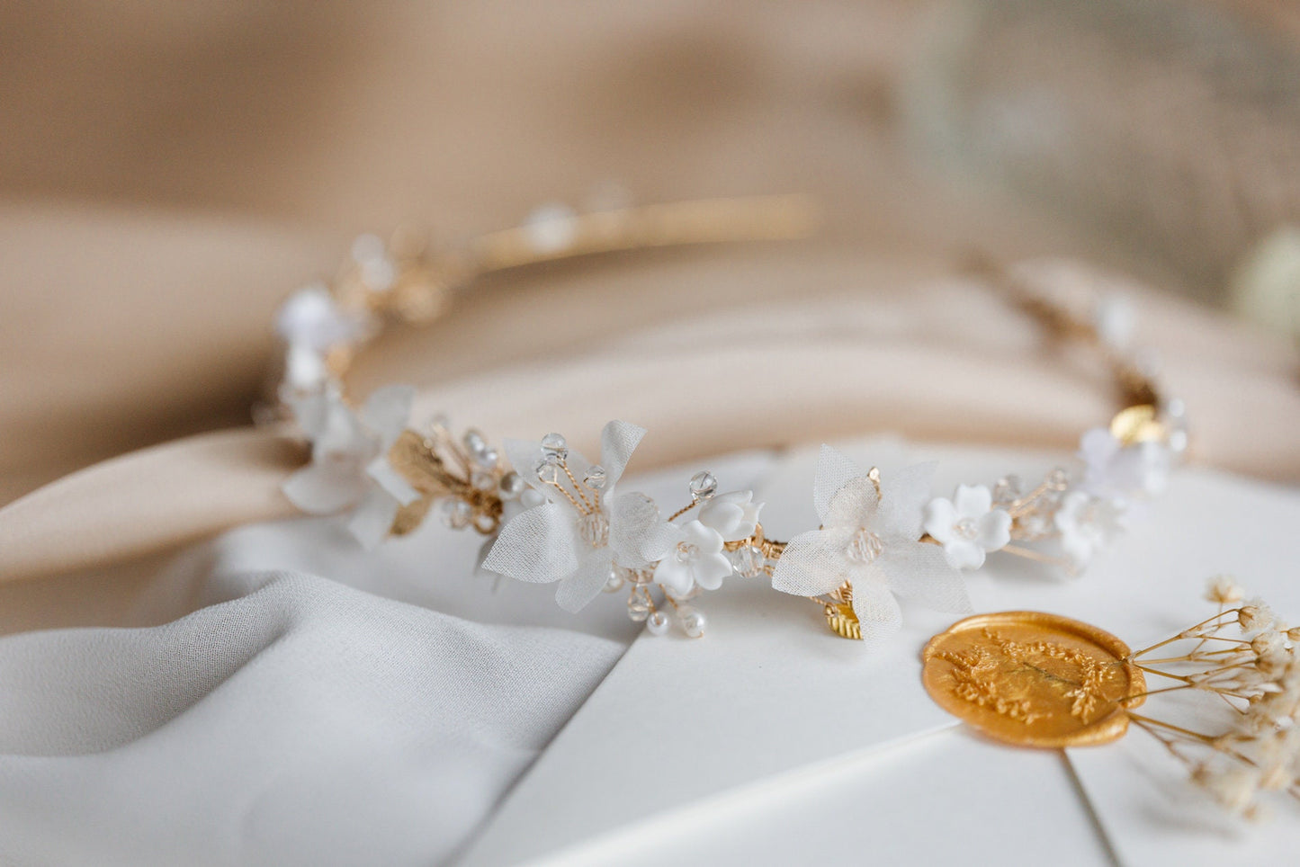 Amber - Brautstirnband mit weißen Blumen