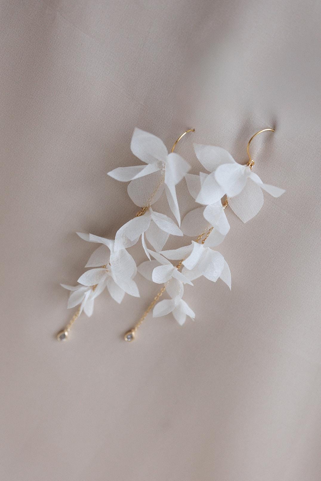 Zoe – Lange Ohrhänger mit Seidenblumen