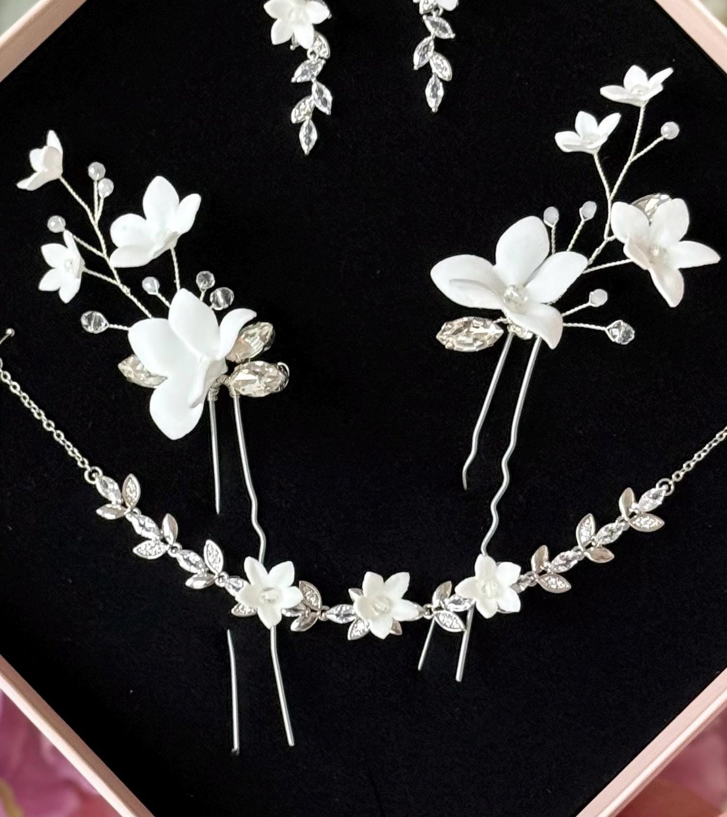 Holly - Hochzeitshaarnadeln mit weißen Blumen und Zirkonen