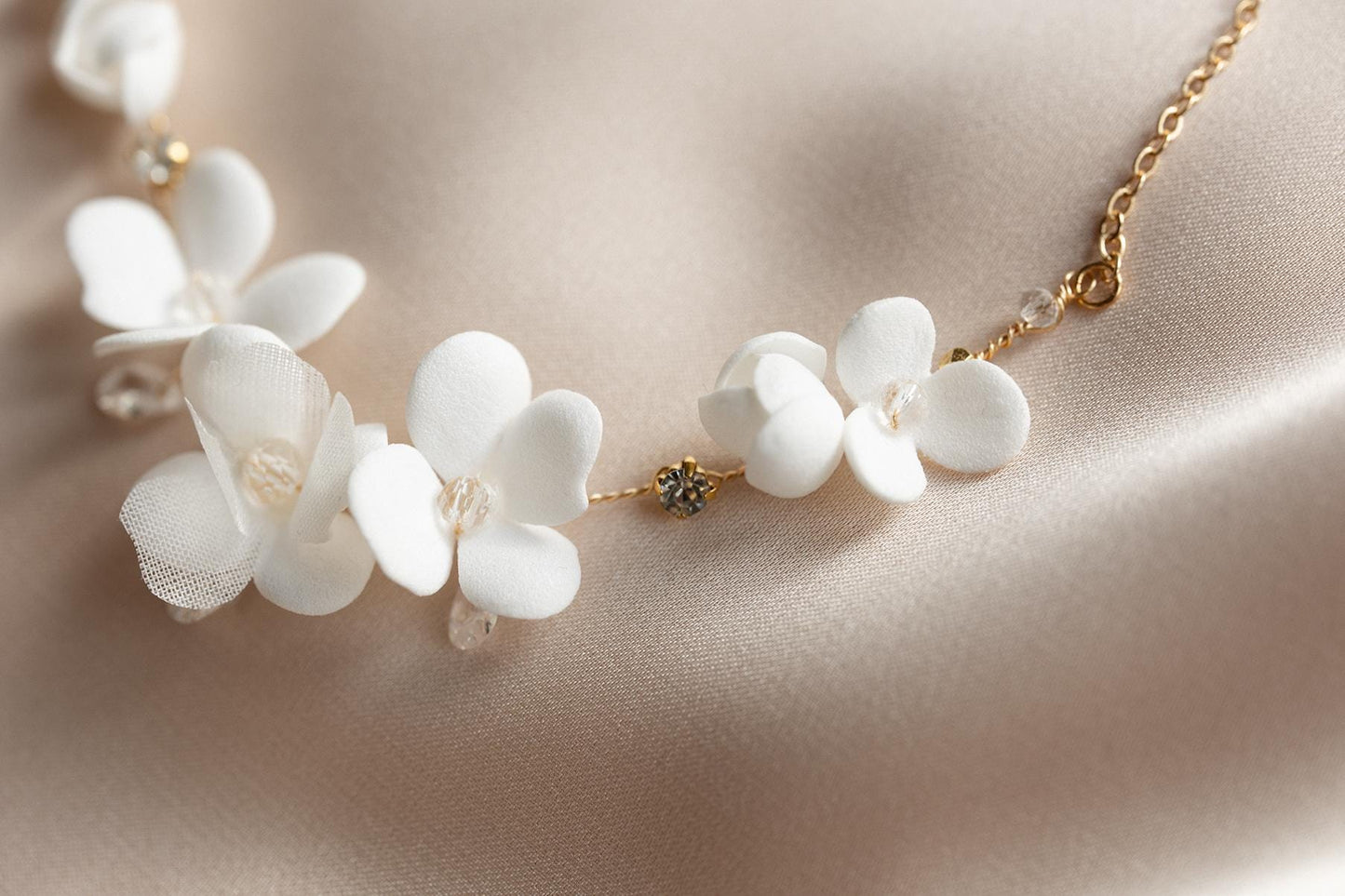 Nicoletta – Romantische Hochzeitskette mit Blumen und Strasssteinen