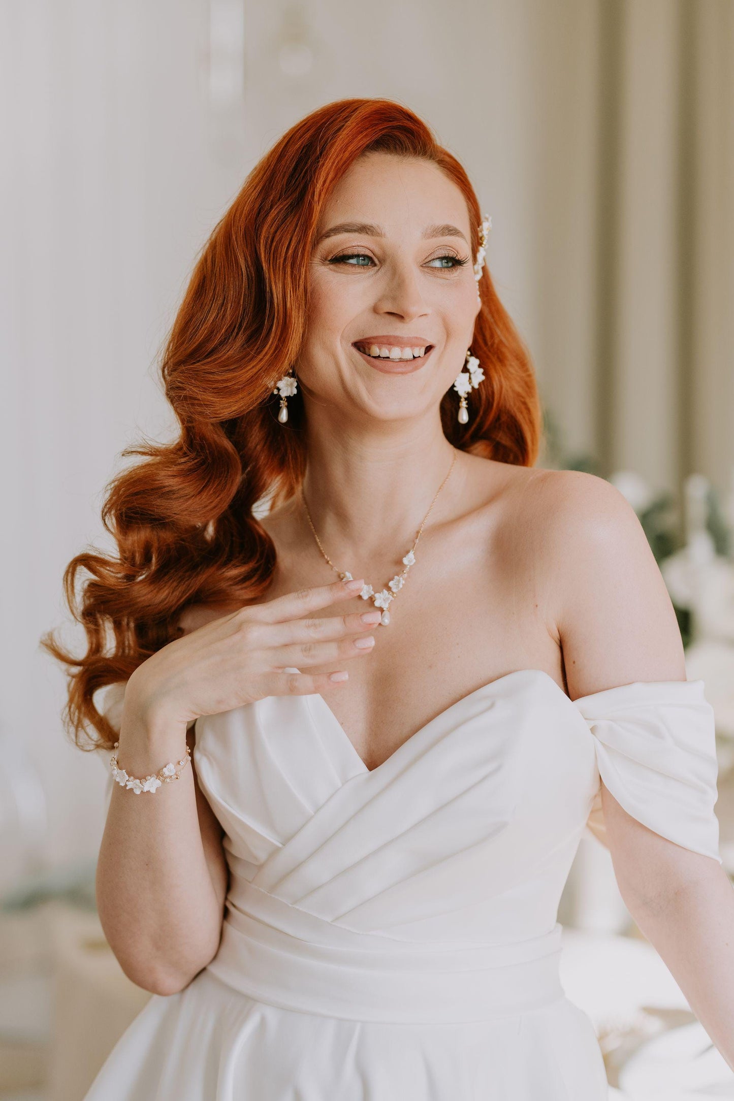 Lidia - Originelle Hochzeitsohrringe mit weißen Blumen