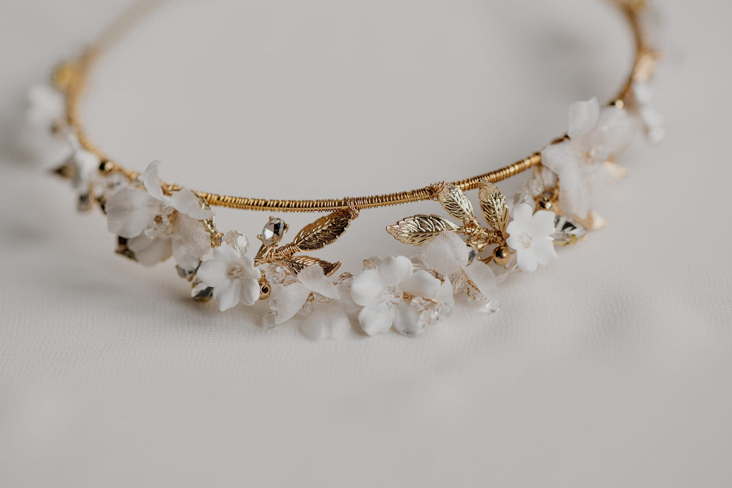 Ambria – Blumen-Hochzeitskrone voller Seidenblumen, Keramikblumen und Kristallen