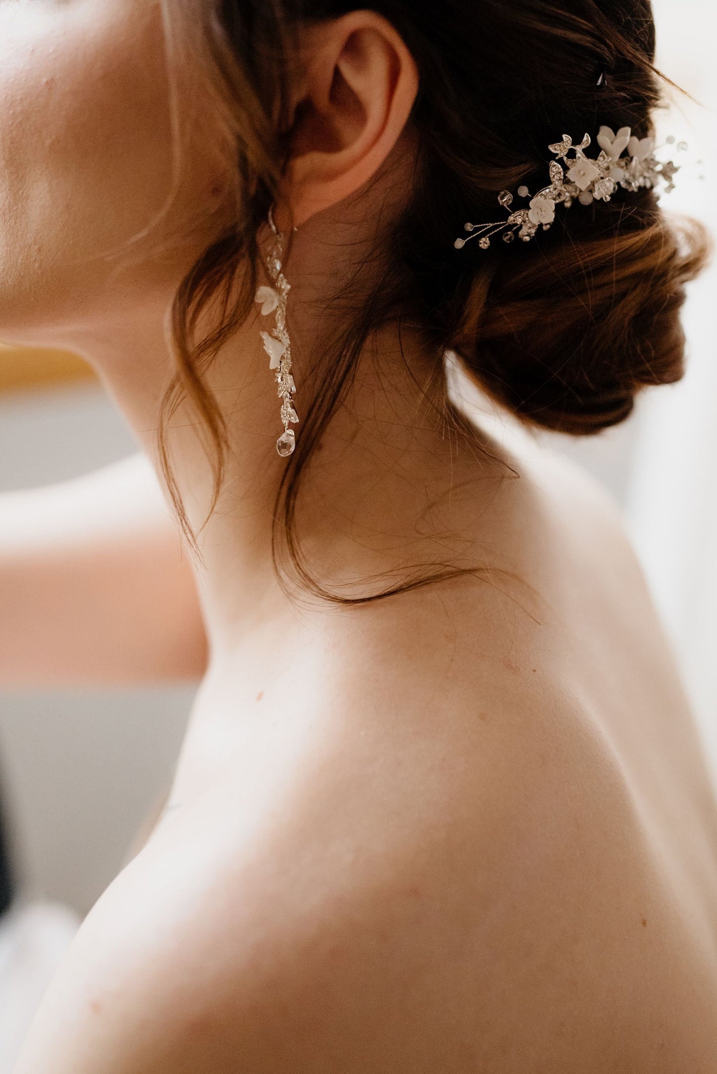 Harper - Braut-Haarkamm mit Strasssteinen und Blumen
