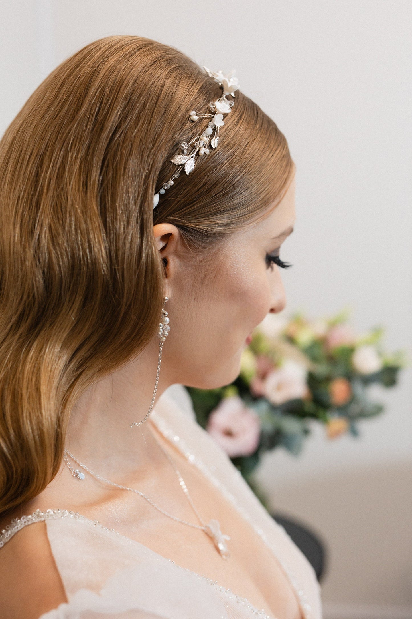 Amber - Brautstirnband mit weißen Blumen