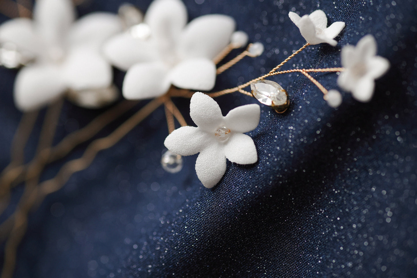 Holly - Hochzeitshaarnadeln mit weißen Blumen und Zirkonen