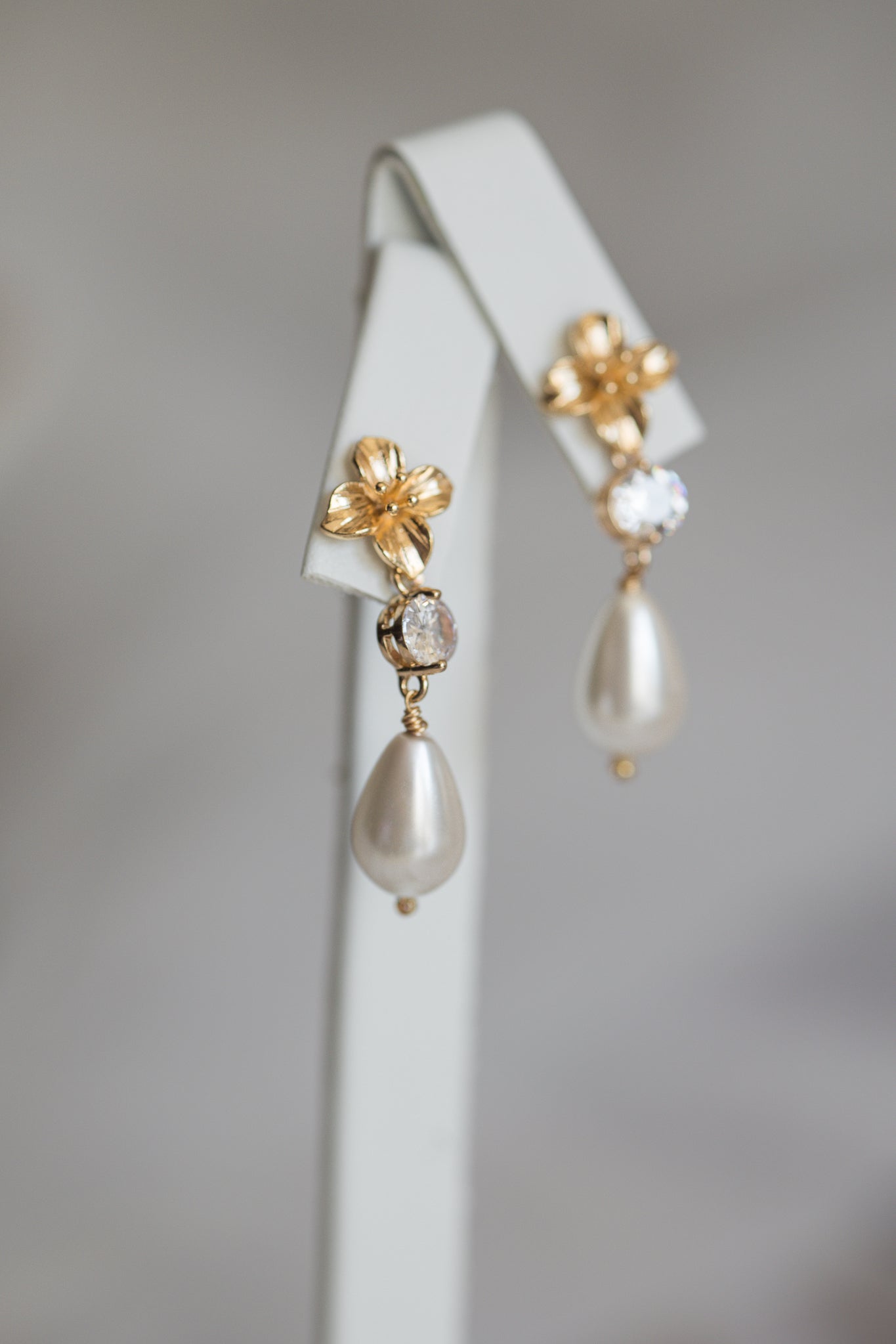 „Mini Gina“ – Ohrringe mit dekorativem Verschluss und Perlen