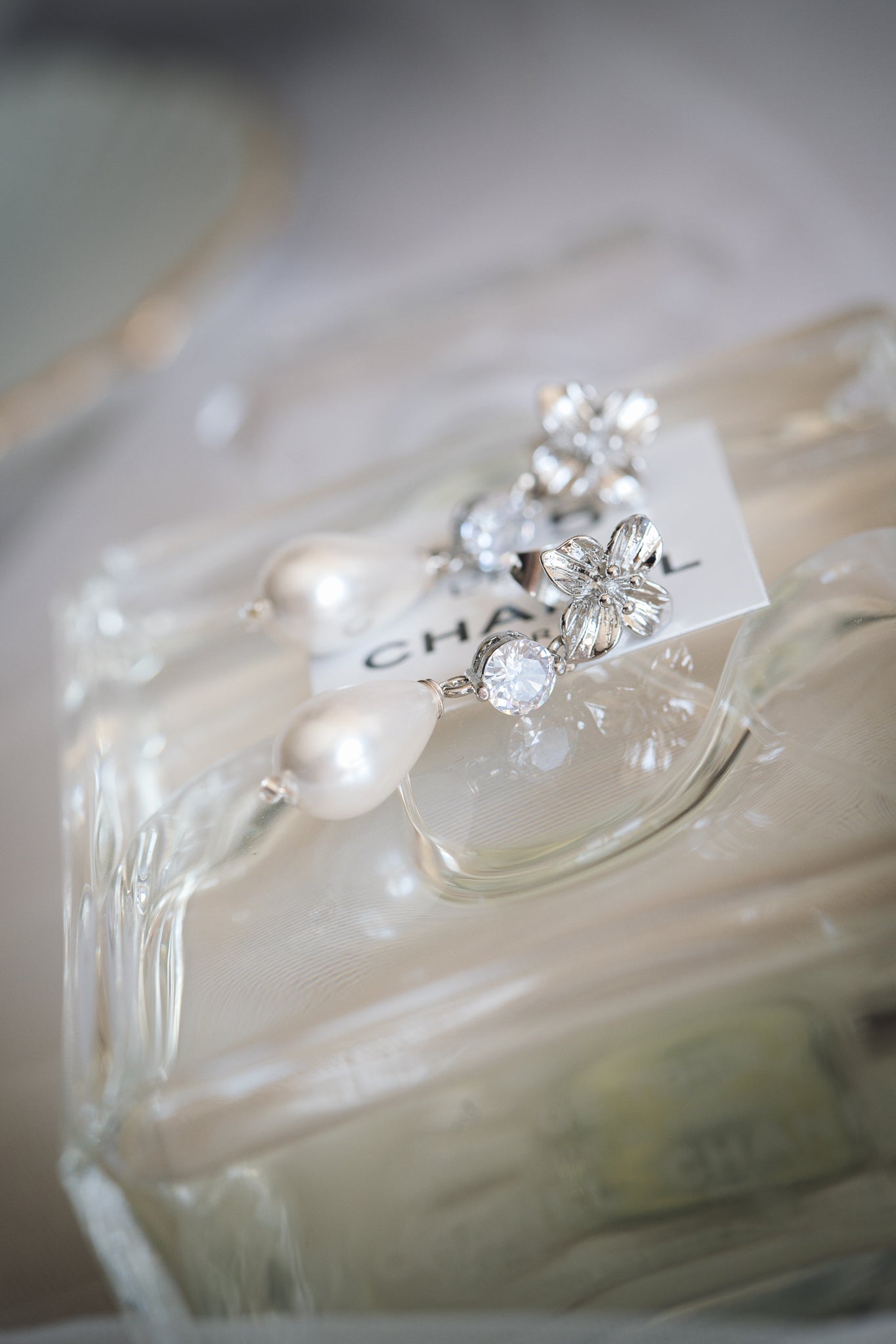 „Mini Gina“ – Ohrringe mit dekorativem Verschluss und Perlen