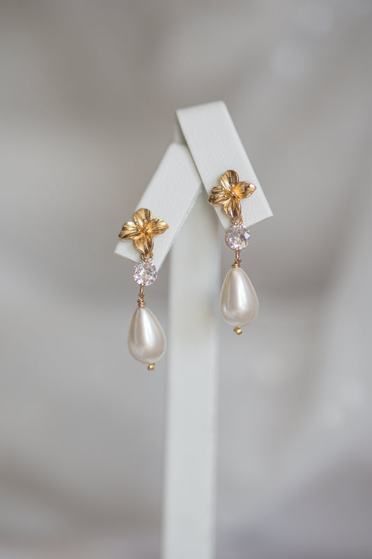 „Mini Gina“ – Ohrringe mit dekorativem Verschluss und Perlen