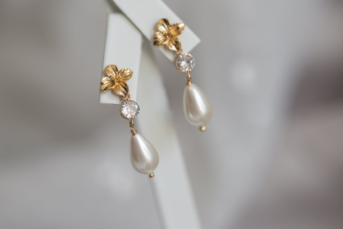 „Mini Gina“ – Ohrringe mit dekorativem Verschluss und Perlen